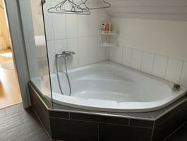 Eckbadewanne + Lavabo 60x 80 Komode + Trennglas 84x158 inkl.