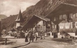 Meiringen (BE) Dorfszene mit Holzhäusern und Kirchturm