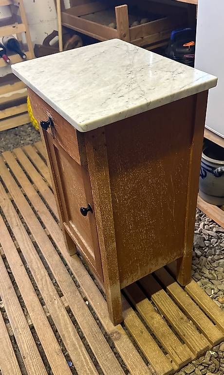 Tables de nuit: Nachttisch  – D'occasion à Matten(St.Stephan) par ren_r8tw 3
