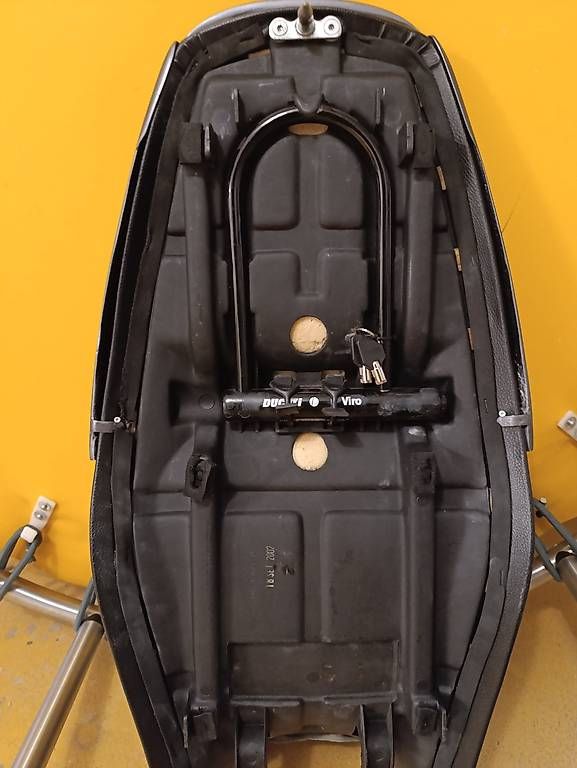 Ducati Toutes les pièces détachées moto: Ducati ST2 ST4 ST4S Sitzbank mit Soziaabdeckung – D'occasion à Münchenbuchsee par duc940 3