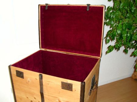 Alter-Reisekoffer-Überseekoffer-Truhe-Aufbewahrung-Kissen...