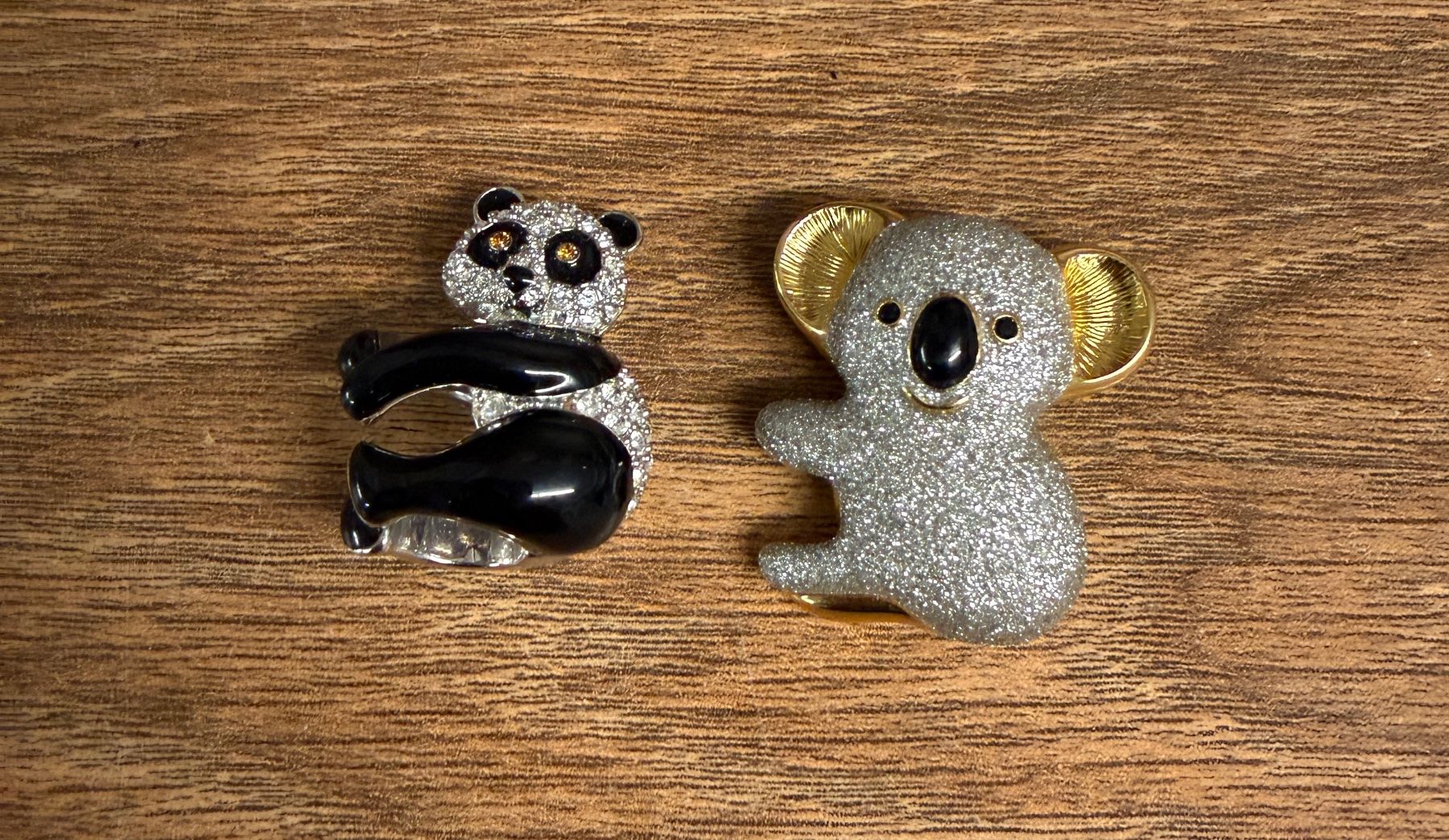 Altri gioielli: Set: Panda & Koala Brosschen, Modeschmuck, Top Zustand – Usato da Nussbaumen AG venduto da olitech5415