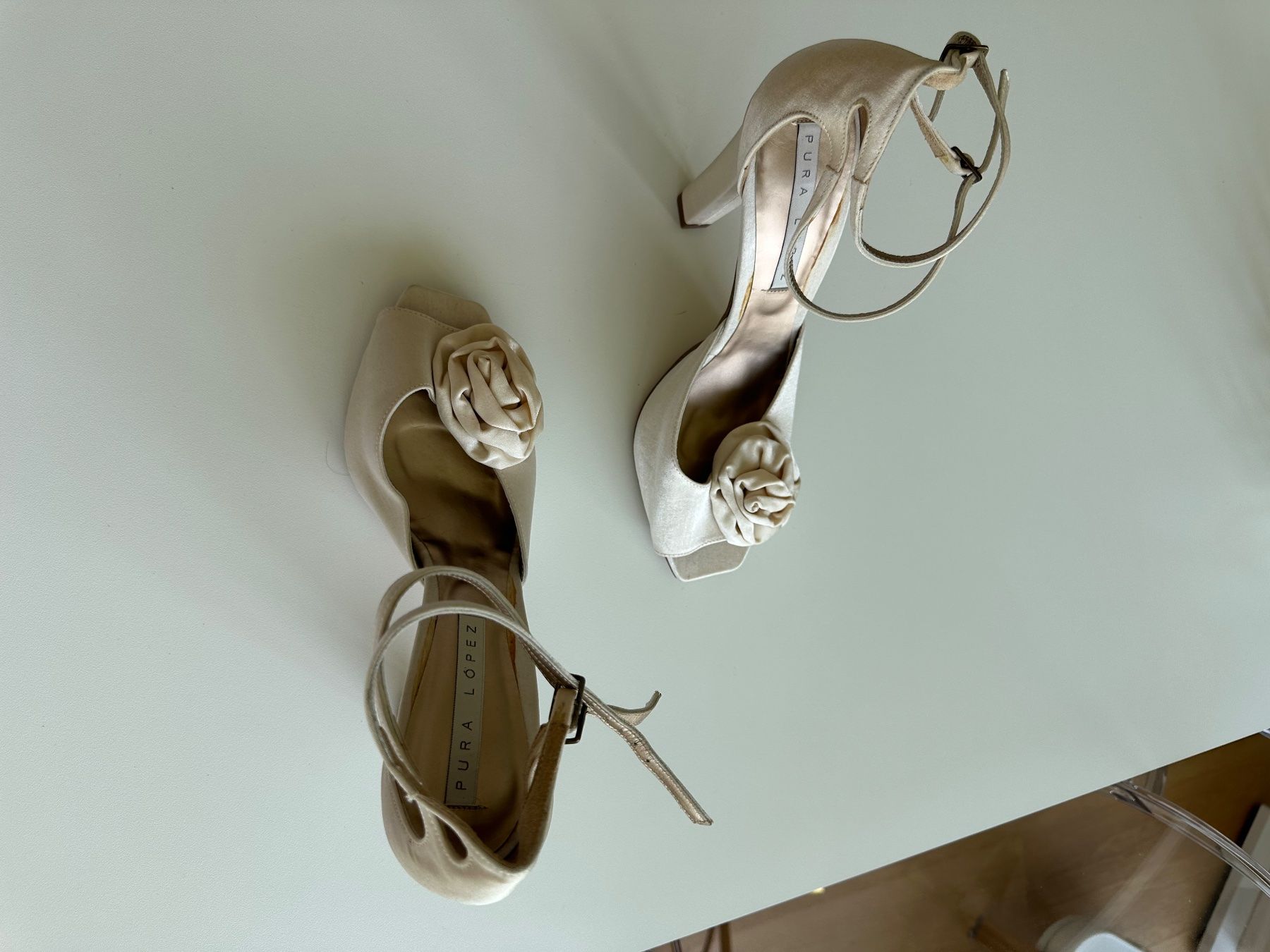 Scarpe da donna: Elegante Satin-Heels Creme mit Rose – Nuovo (secondo la descrizione) da Zürich venduto da laschelli