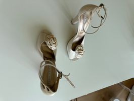 Elegante Satin-Heels Creme mit Rose