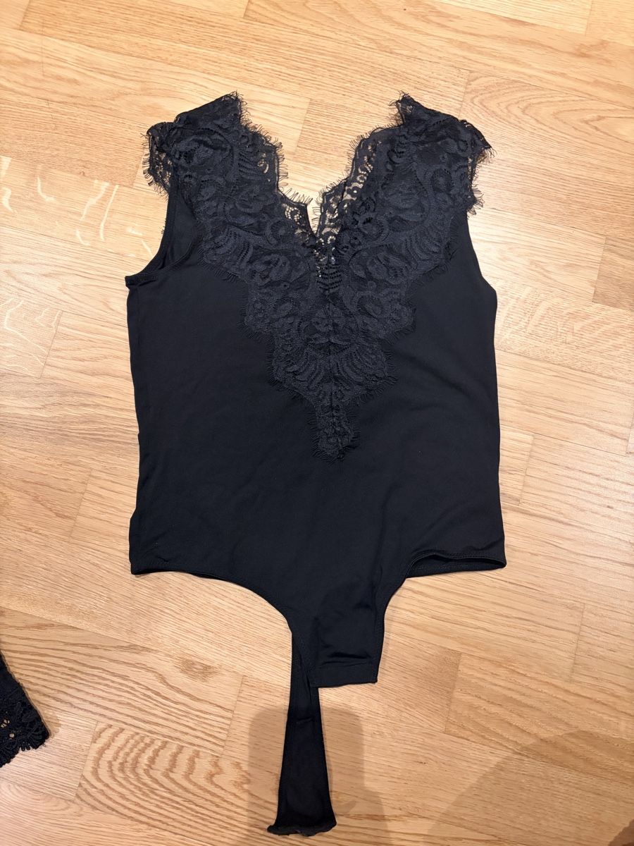 Lotti di vestiti: Schwarze Damen Oberteile mit Spitze, Gr. S – Usato da Zürich venduto da Sandraastoll 1