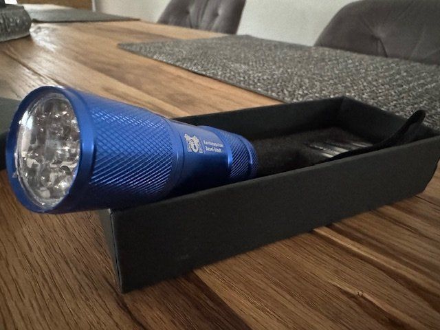 Lampade: Neu: Taschenlampe mit Logo – Nuovo e nell'imballaggio originale da Büsserach venduto da Hot_Shots 2
