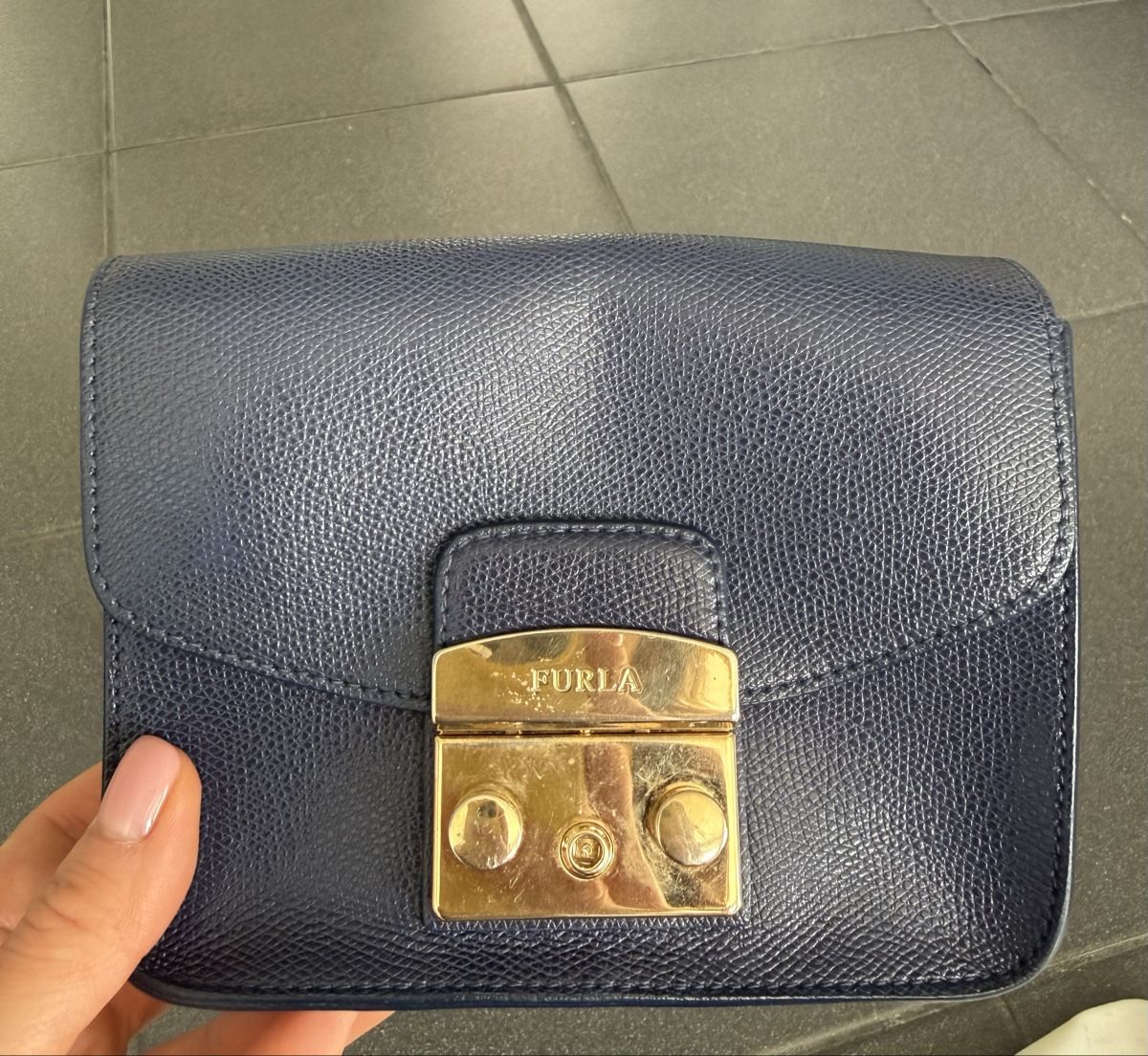 Furla Borse da donna: Furla Mini Bag Leather Navy Blue Gold Hardware Chain Shoulde – Usato da Hünenberg See venduto da wal_9hgn