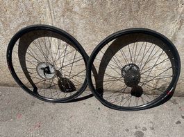 Paire roues vélo route Shimano RS alu + disques + cassette