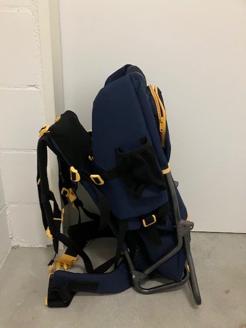 Marsupi portabebè: Brevi Kindertrage-Rucksack mit Sitz, top! – Usato da Lengnau BE venduto da Mdoppia 2