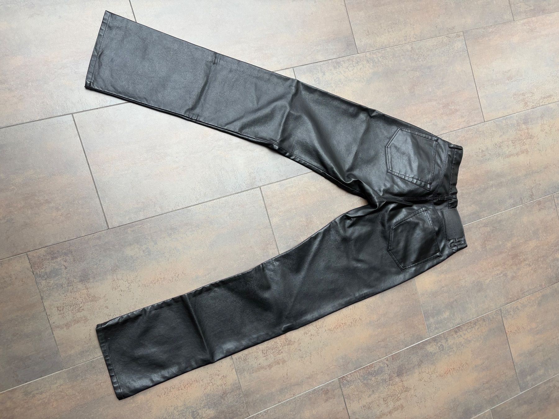 Pantaloni: Schwarze Kunstlederhose Driver Jeans Gr. 29 – Usato da Boltigen venduto da emolaki 1