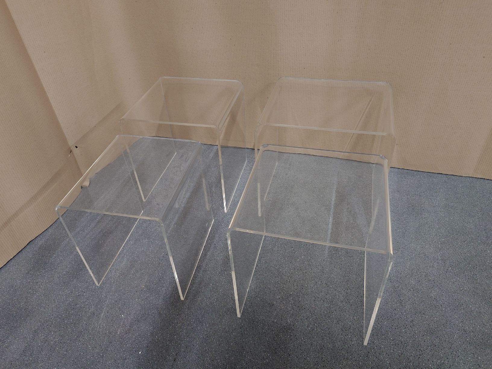 Tavoli: 2er Set Acryl Plexiglas Nachttisch Beistelltisch – Usato da St. Gallen venduto da Second-Life 3