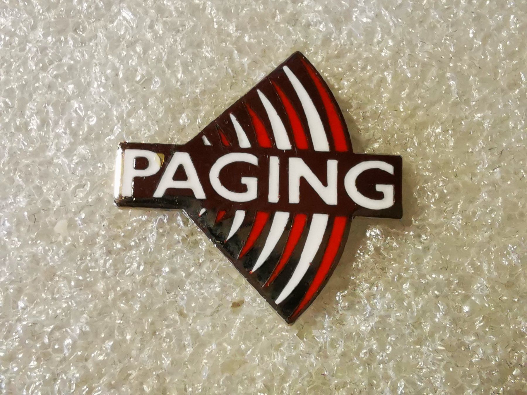 Placchette & Badge: Ansteckpin 157: Paging – Usato da Oppligen venduto da Pin-Fall-Shop