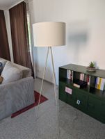 Moderne Dreibein-Stehlampe (Tripod) in Holzoptik