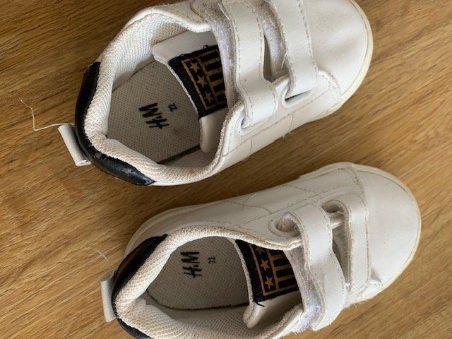 H&M Scarpe per ragazzi: H&M Sneaker Schuhe mit Klett Größe 22 – Usato da Wolfwil venduto da NewGirl 1