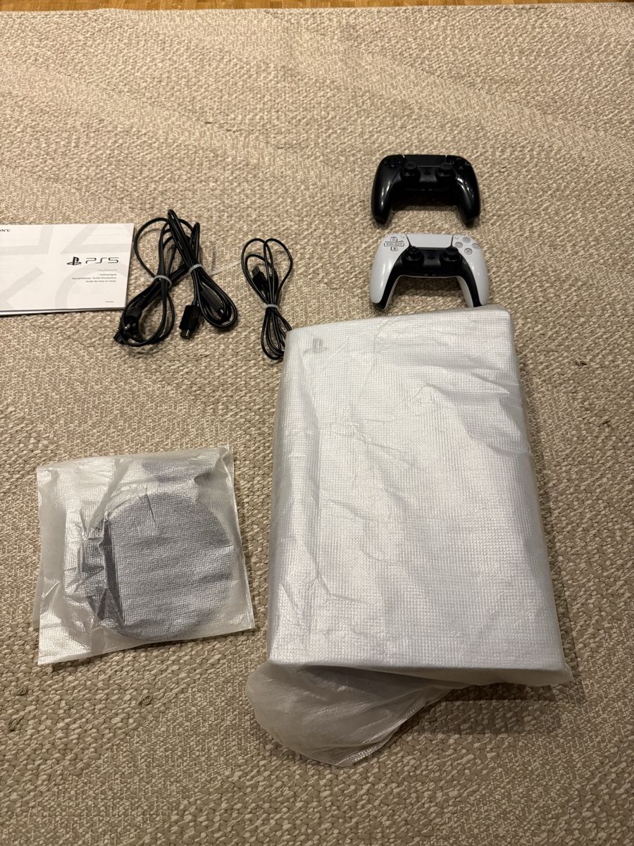 Sony Konsolen: Sony PlayStation 5 Console Disc Version with 2 Controllers – Gebraucht aus Pully von kev_jv2t 7