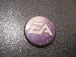 Button EA  violett