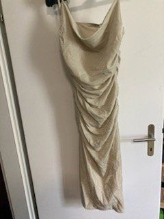 schlicht und elegantes , schmales kleid mit beinschlitz