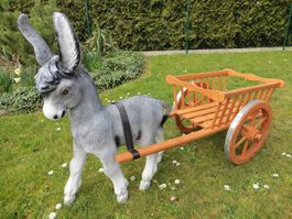 Graue Eselfigur mit Holzwagen – Dekoration mit Charme