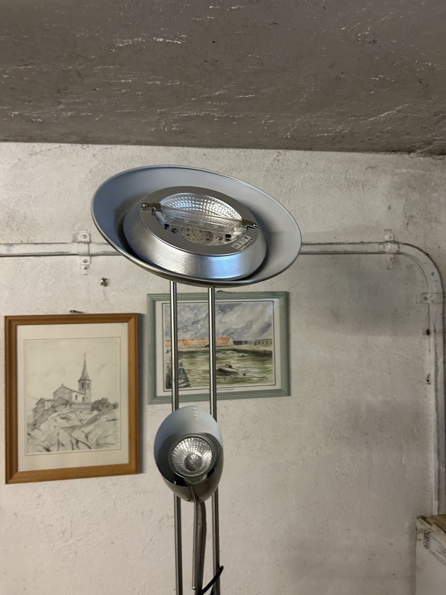 Lampade: Stylish Silver Floor Lamp - Modern Design, Great Value – Usato da Genève venduto da gen_qyb9 2