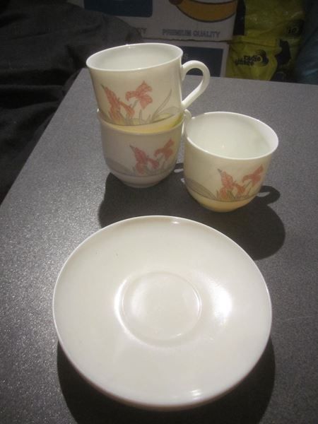 Tassen: Kaffeetasse mit Unterteller, rosa Blume – Gebraucht aus Zürich von Motzkuh