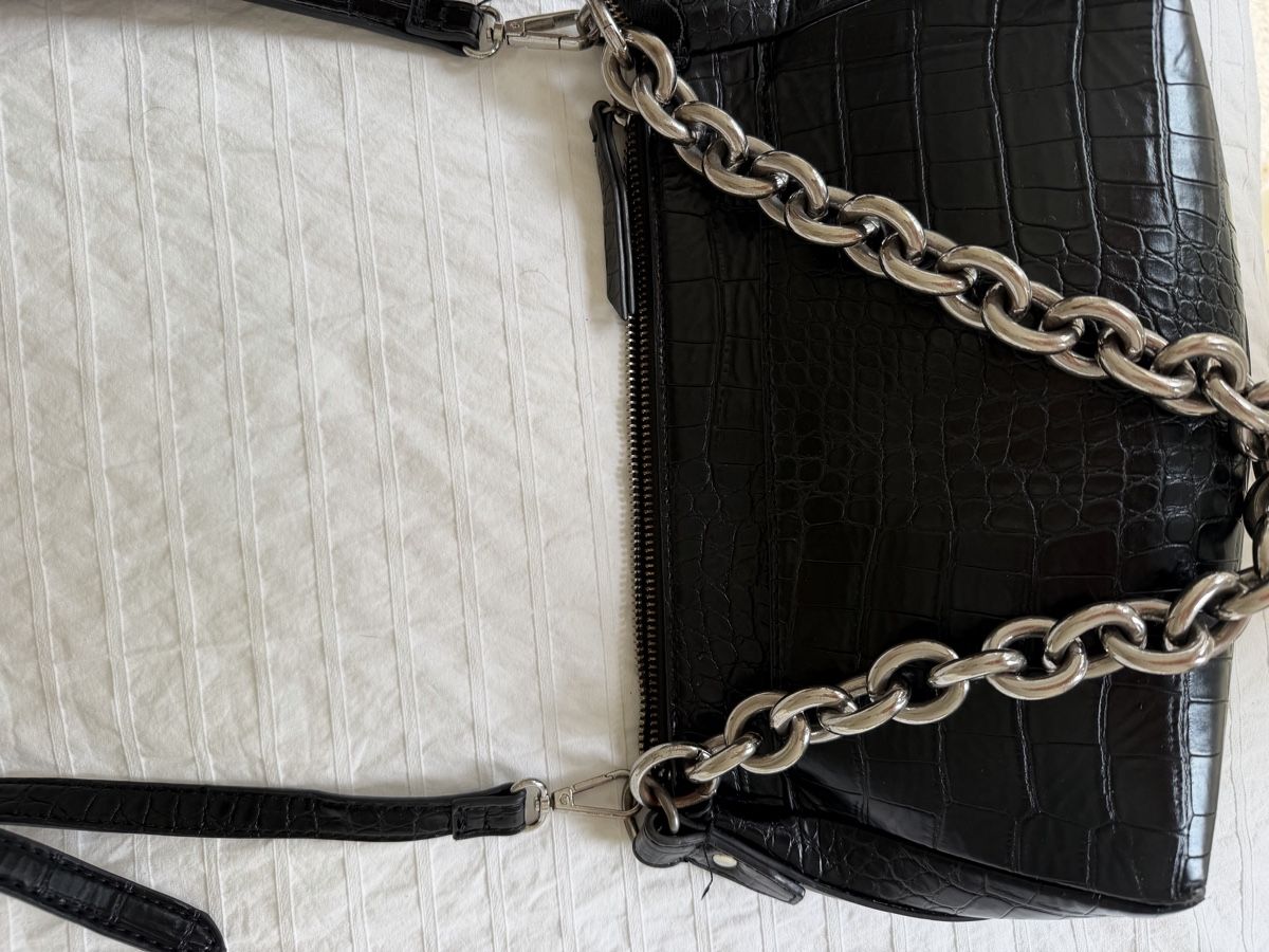 Borse da donna: Schwarze Umhängetasche mit Kette – Usato da Ostermundigen venduto da sil_kcw2 1