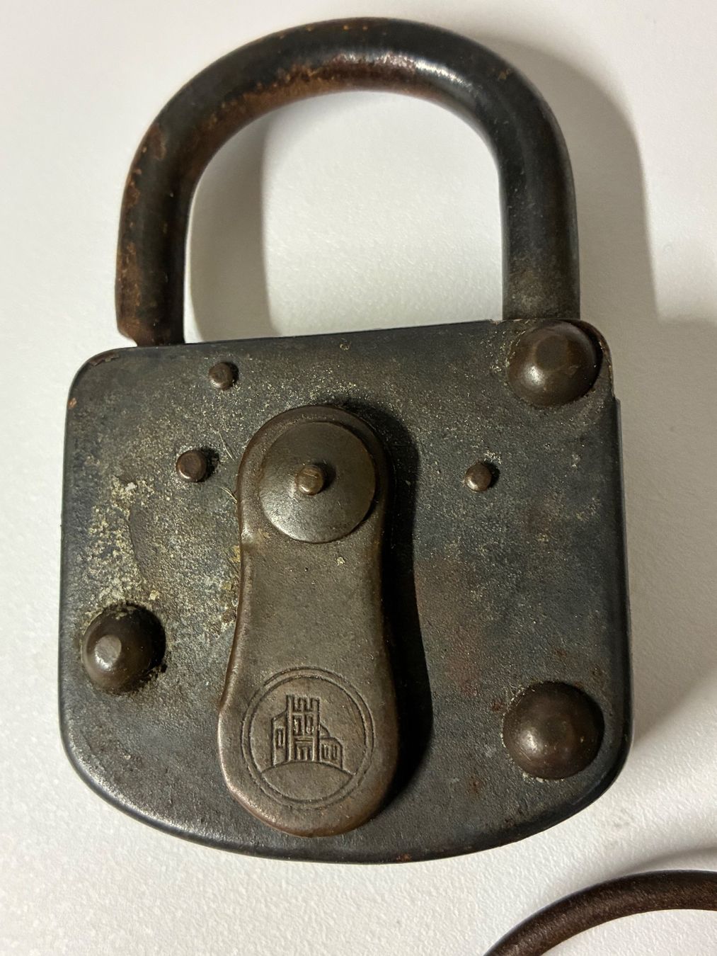 Lucchetti: Antikes Vorhängeschloss mit Schlüssel – Usato da Horw venduto da adler65 2