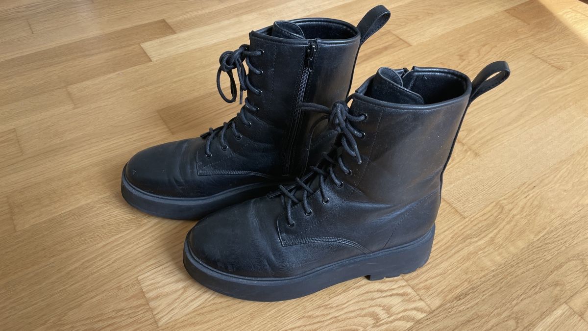 Scarpe da donna: Schwarze Boots mit Schnürsenkel – Usato da Zürich venduto da anrech