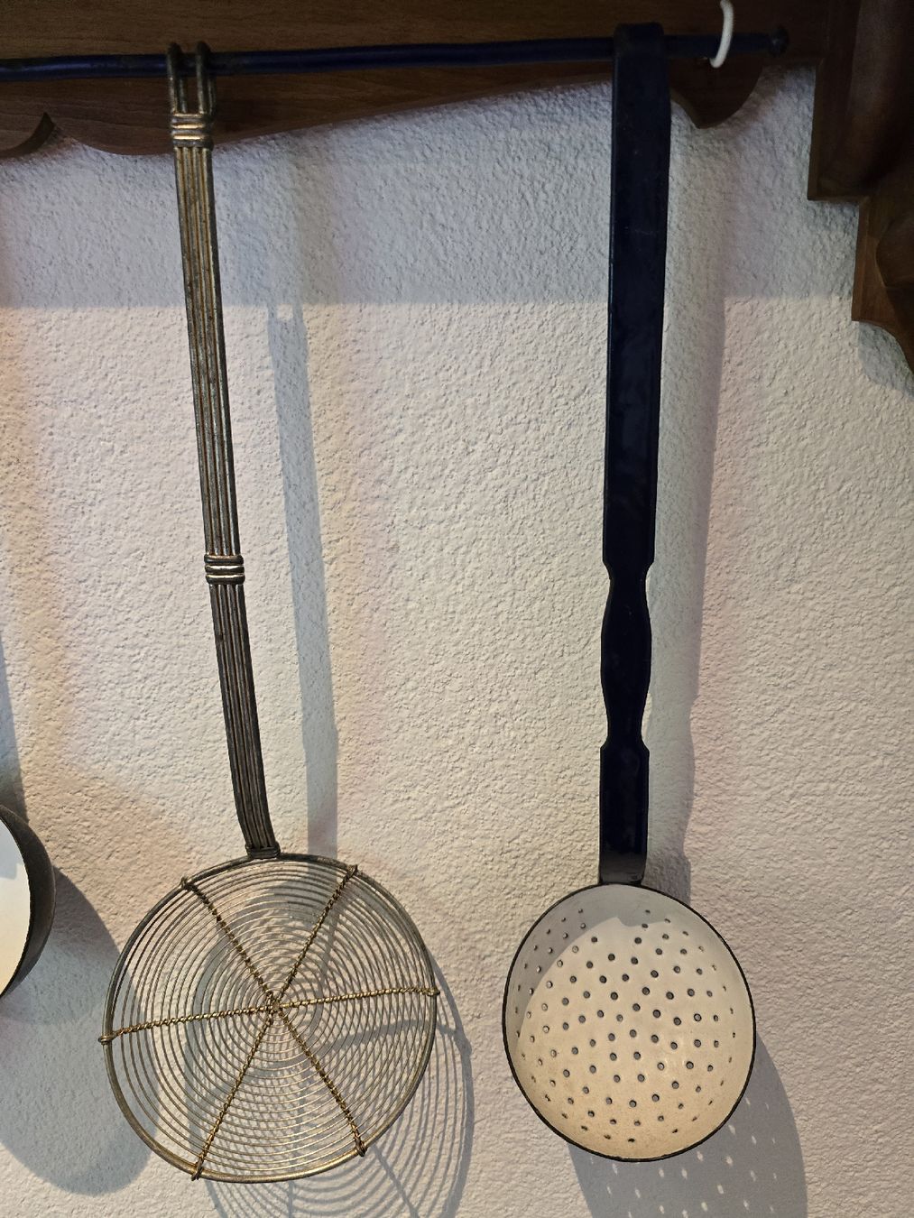 Cucine complete: Antikes Küchenensemble mit Töpfen und Schöpfkellen Emaille  – Usato da Kestenholz venduto da _Nostalgia_ 8