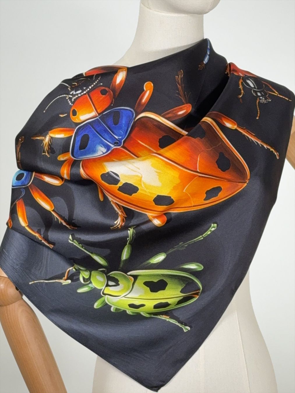 Foulard & Sciarpe: Schöner Seidenfoulard "Bugs – Nuovo e nell'imballaggio originale da Dättwil AG venduto da AnDani2. 2