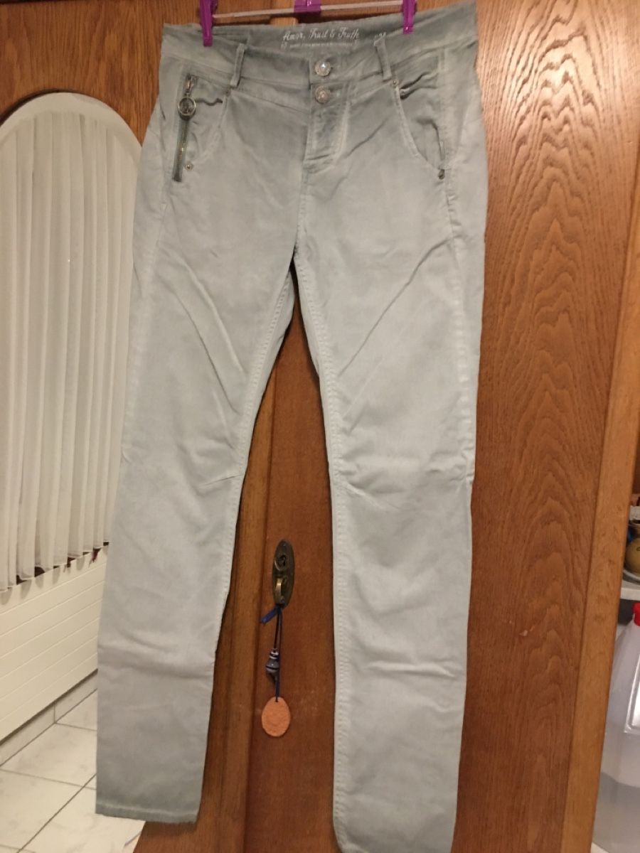 Pantaloni: Pantaloni da donna quasi nuovi – Usato da Schwyz venduto da Francesca54