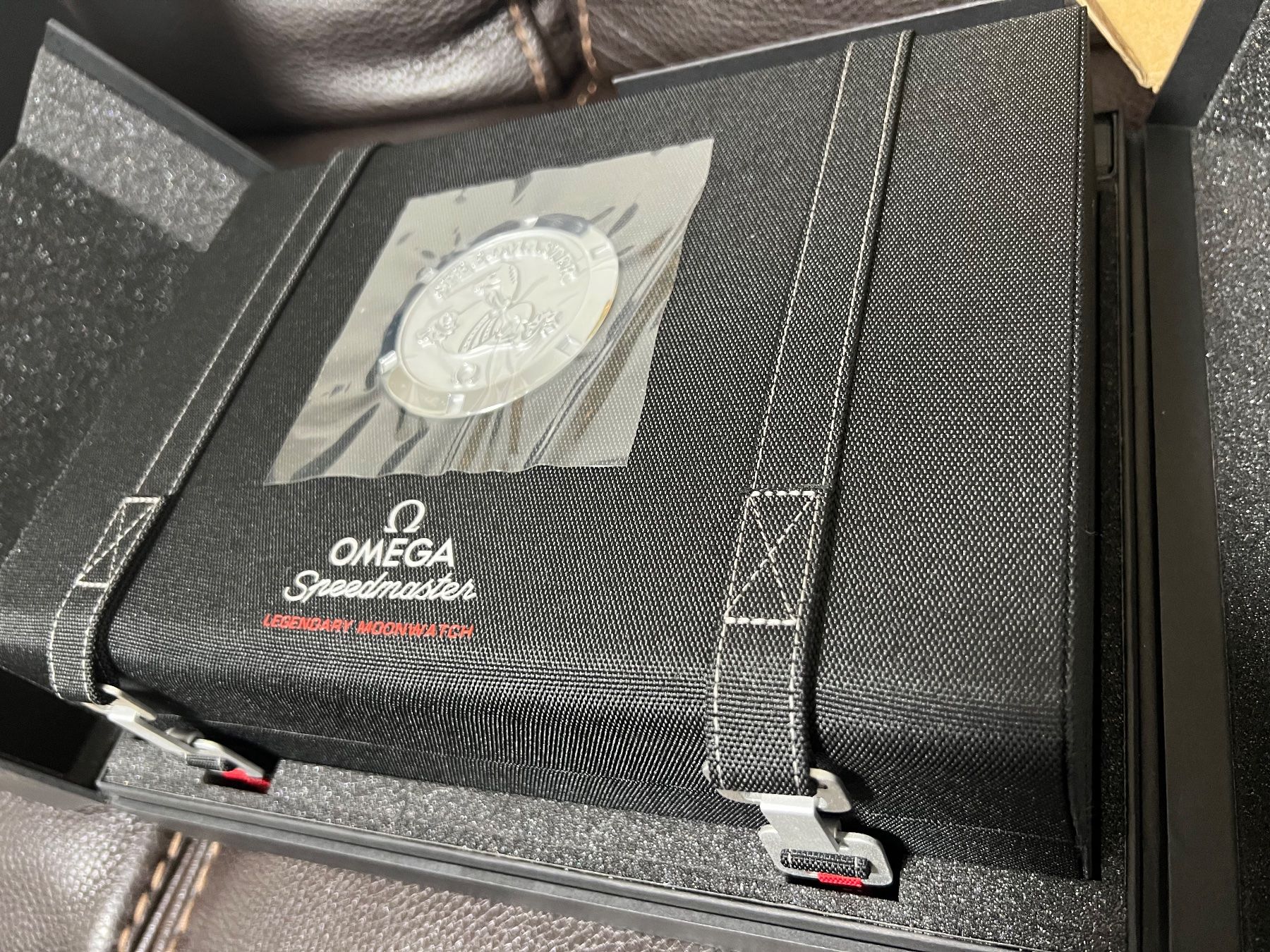 Omega Uhren: Omega Speedmaster Moonwatch Original Box – Neu und originalverpackt aus Basel von  4