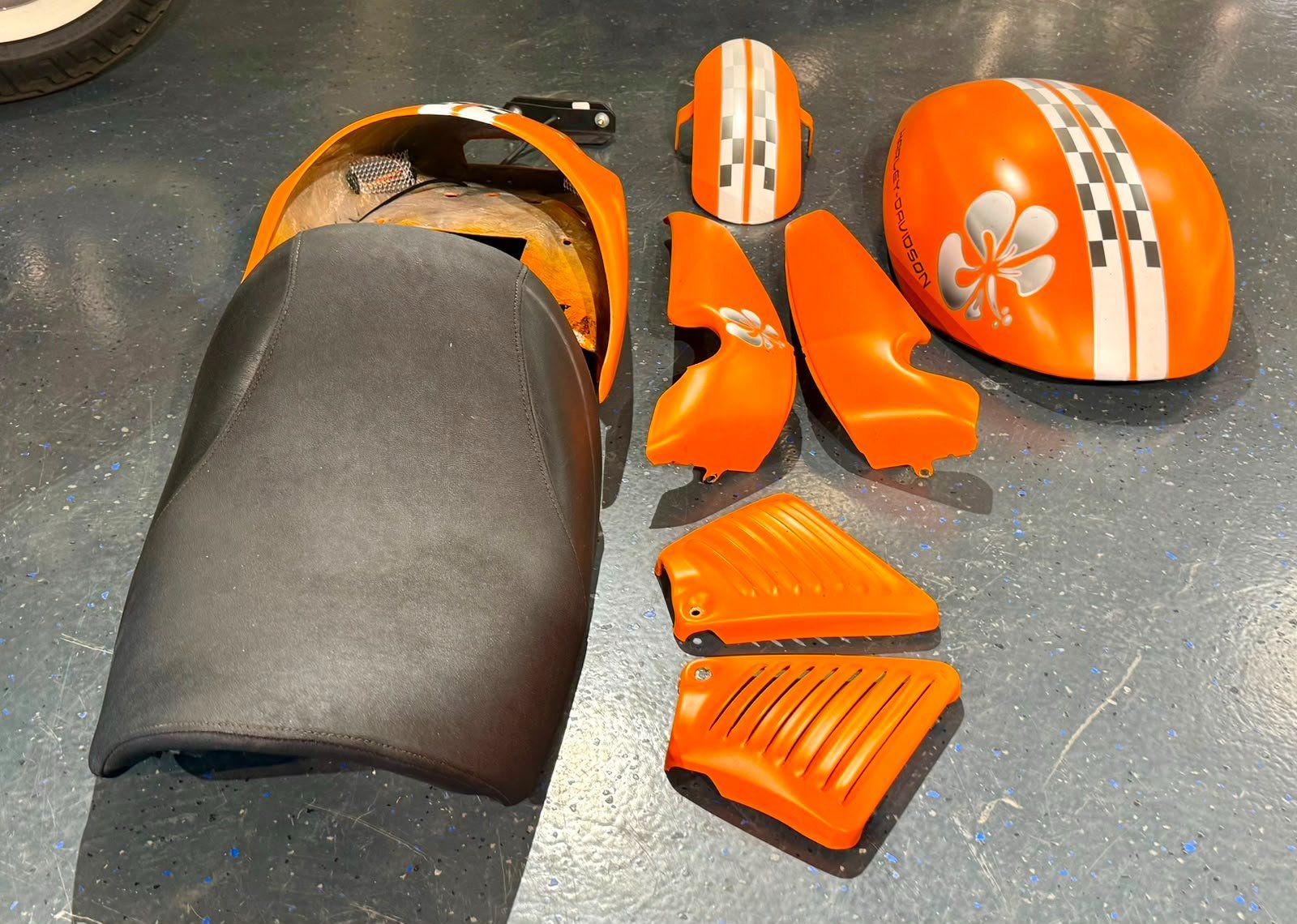Harley-Davidson Tutti i ricambio per moto: Harley-Davidson V-Rod Custom Umbau-Kit / Bodykit – Usato da Wetzikon ZH venduto da SLCMotorbike 1