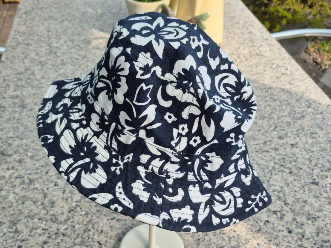 Copricapi, berretti & cappellini: Cooler Sonnenhut mit Blumenmotiv – Usato da Eggersriet venduto da Fredb 2