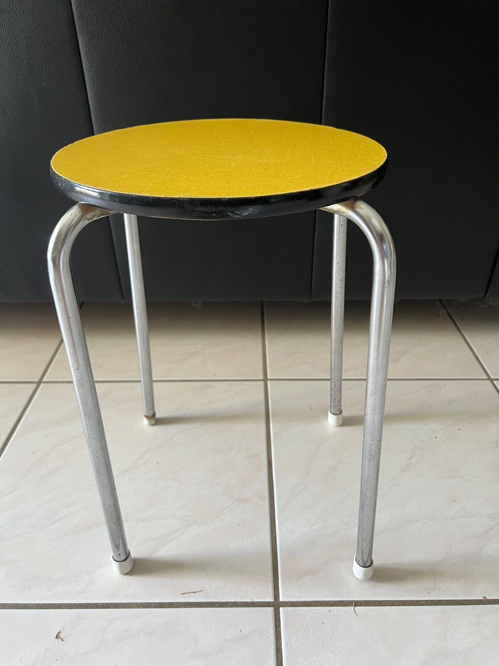 Hocker: Vintage Hocker, Chromgestell, gelbe Sitzfläche – Gebraucht aus Hunzenschwil von Madachica 4