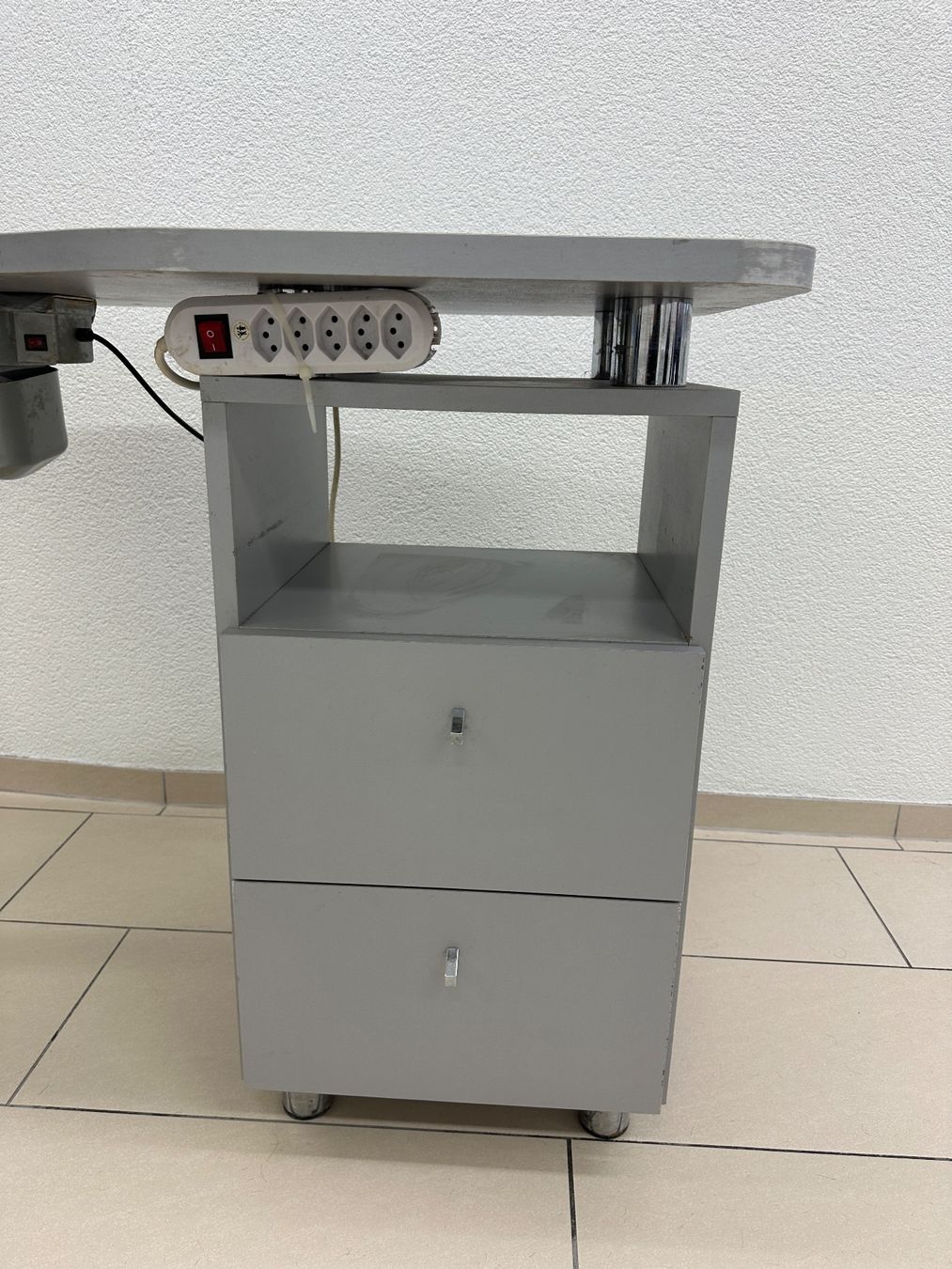 Unghie finte: PROFI NAGELSTUDIO TISCH MIT ABSAUGUNG – Usato da St. Gallen venduto da bonoart 1