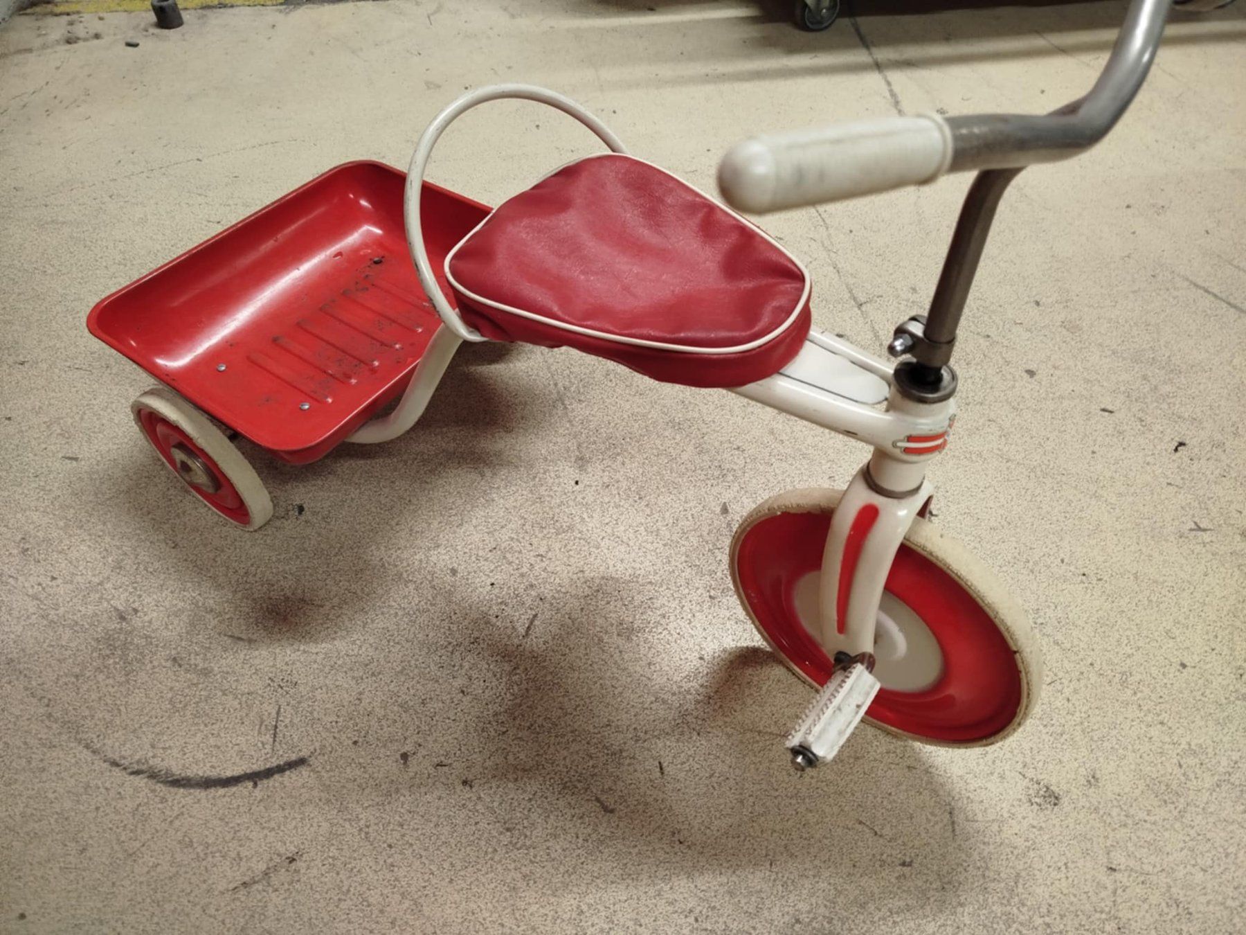Fahrzeuge für Kinder: Tricycle ( nr 1 ) – Gebraucht aus La Chaux-de-Fonds von Emmaus2300CDF 1