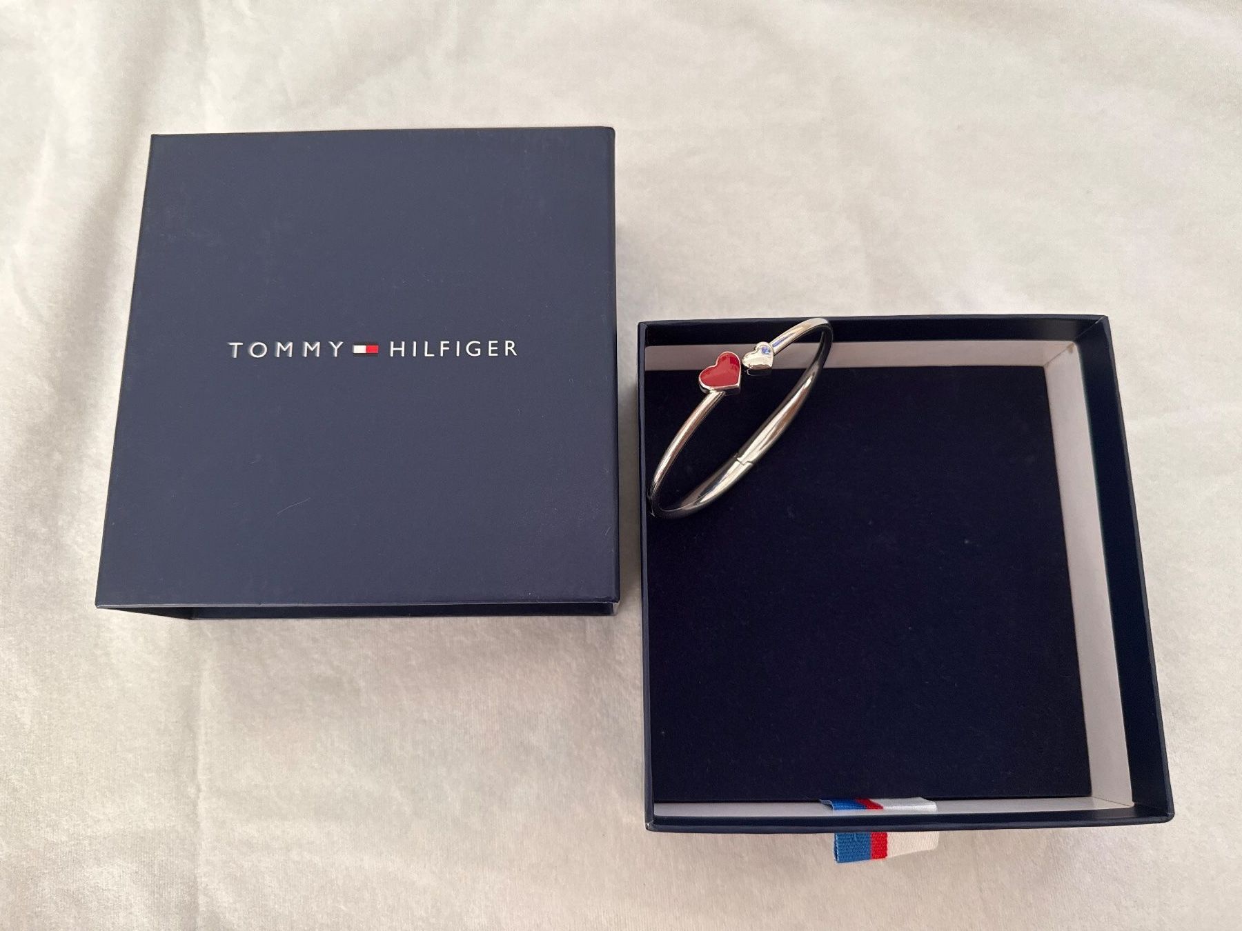 Tommy Hilfiger Bracciali & Braccialetti: Tommy Hilfiger Armreif Herz mit Box – Usato da Schönenwerd venduto da d.chiara