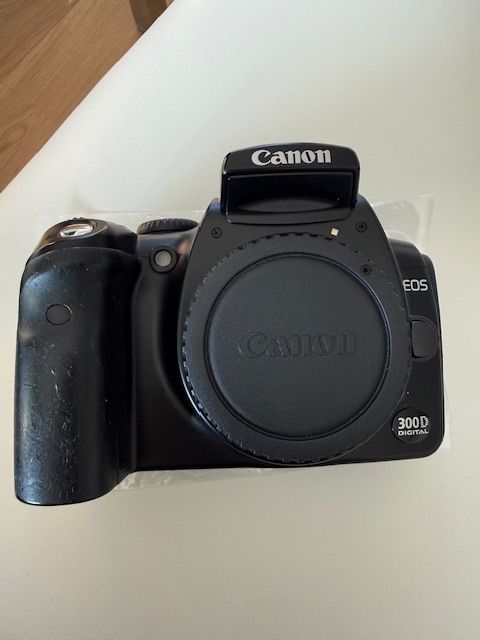 Canon Fotocamera: Canon EOS 300D Digitalkamera – Usato da Winterthur venduto da projectcleanup