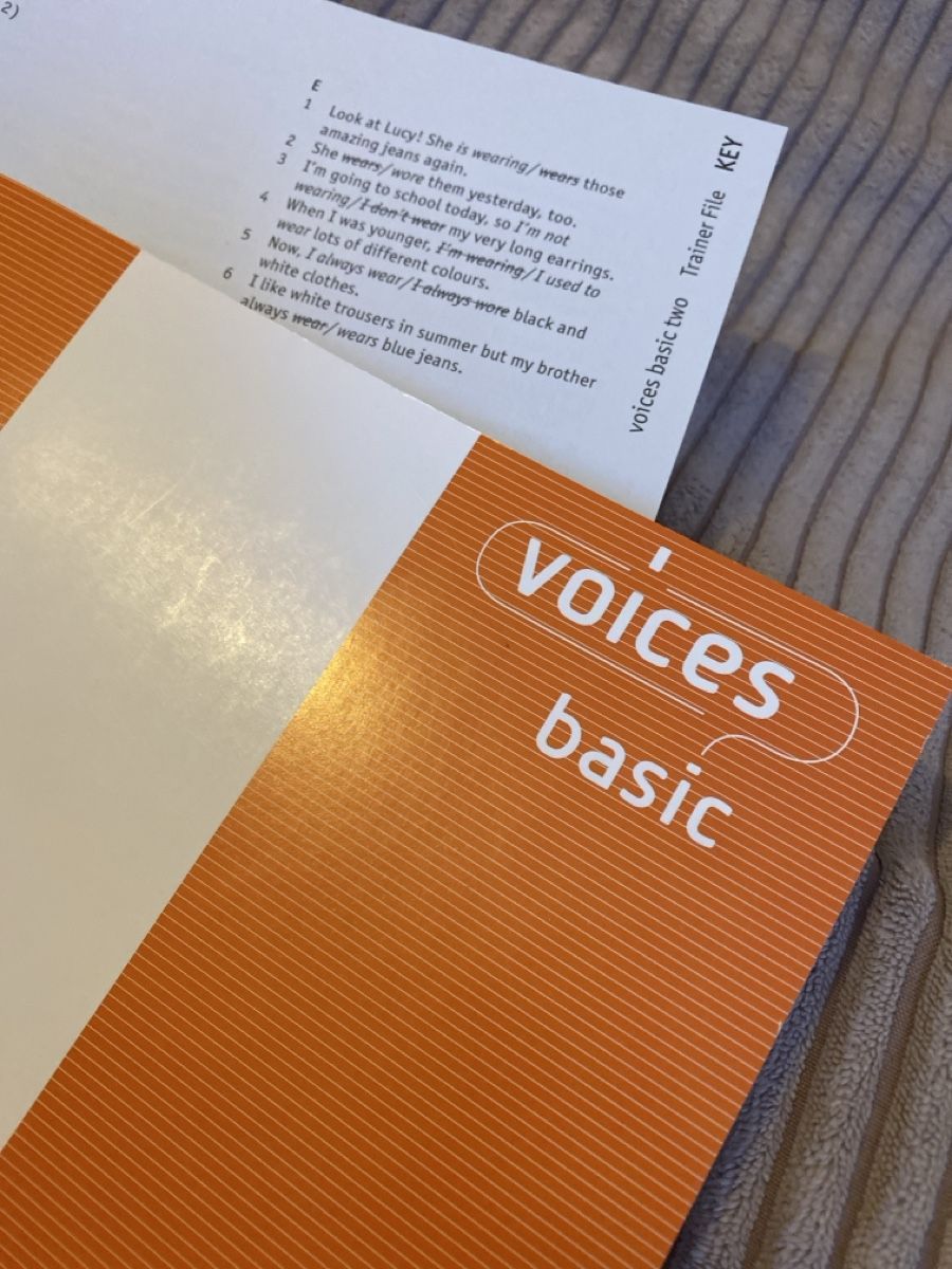 Libri: LMVZ Voices basic two: Trainer File mit CD und Lösungen NEU – Nuovo (secondo la descrizione) da Seuzach venduto da freiheiten 1