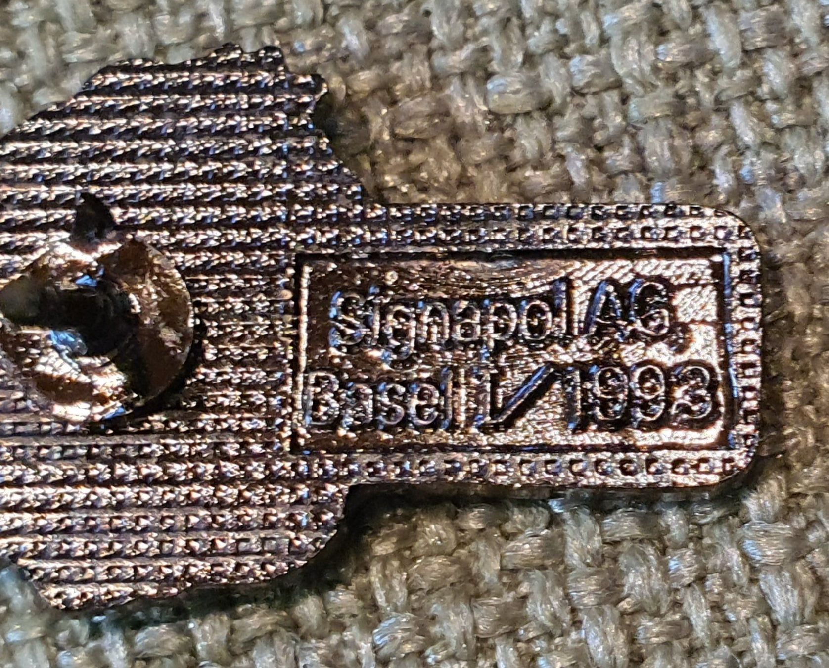 Placchette & Badge: I321 - Pin Radio Basilisk 1993 – Usato da Reinach BL venduto da Boston-Verkauf 1