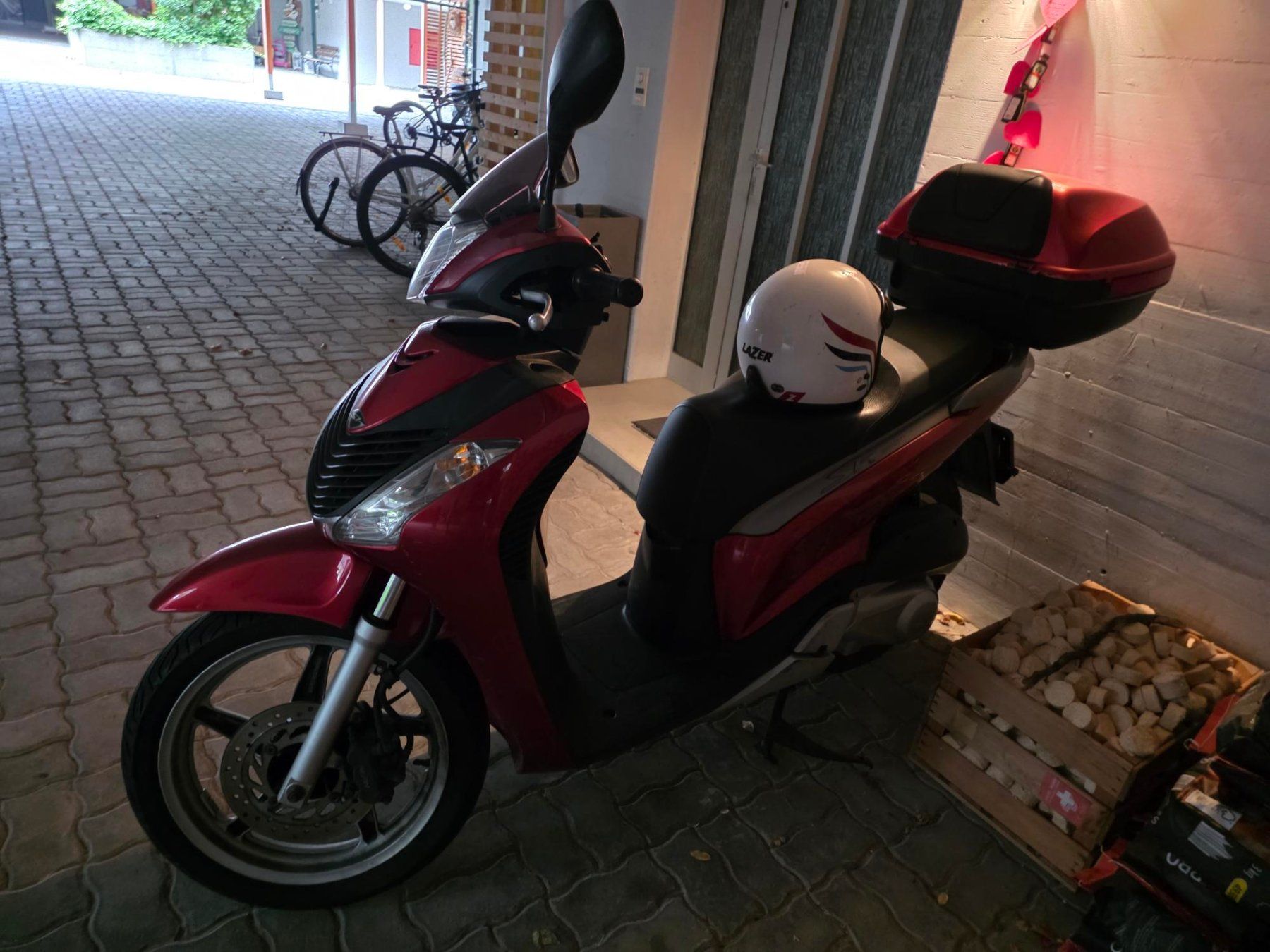Honda Scooter: Roller Handa SH125 - kleine Mängel bei MFK – Usato da Sargans venduto da baccara1 1