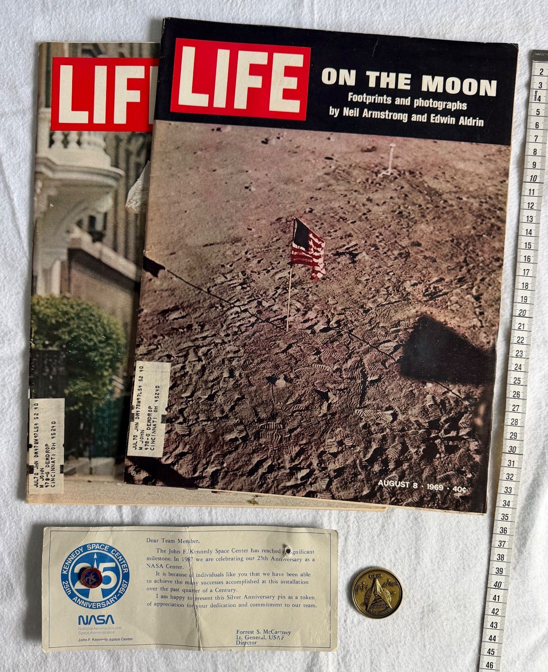 Plaketten & Abzeichen: Original NASA Set mit Münze Zeitung Pin - Rarität! – Gebraucht aus Thun von Abalona3600