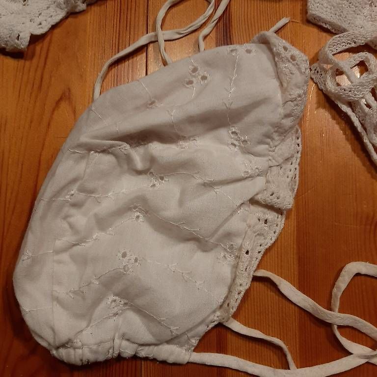 Bambole: 4 Kinderkäppchen - 3 kunstgestrickt eines mit Spitzen – Usato da Schafisheim venduto da annina55 3