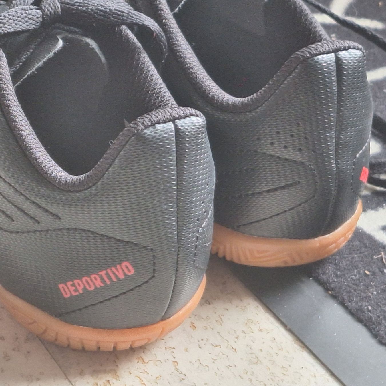 Adidas Scarpe da uomo: Adidas Hallenturnschuhe Gr.37, Neu – Nuovo e nell'imballaggio originale da Hettenschwil venduto da Schneuggi2 7