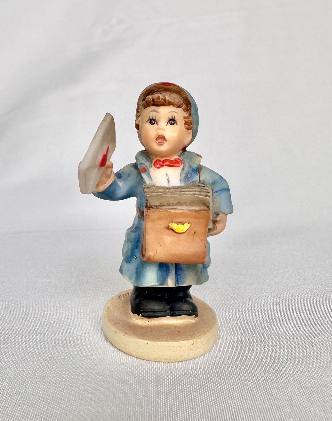 Hummel Statuette: Süsse Goebel Hummel Figur Postbote – Usato da Steinen venduto da SputnikSweetheart