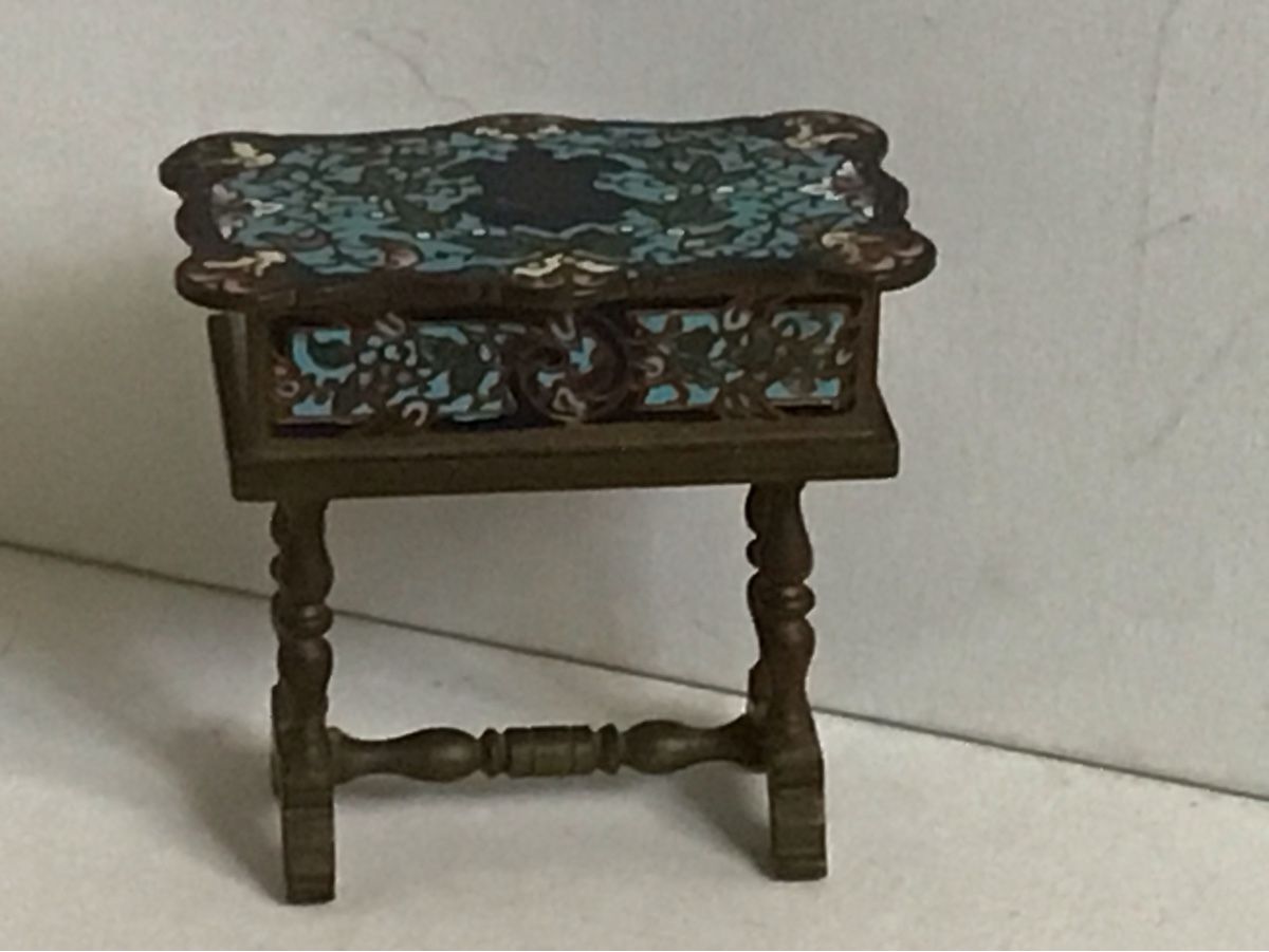 Giocattoli: Uraltes antikes Miniatur Nähtischchen Bronze mit Emaille – Usato da St. Gallen venduto da Goldlilly 1