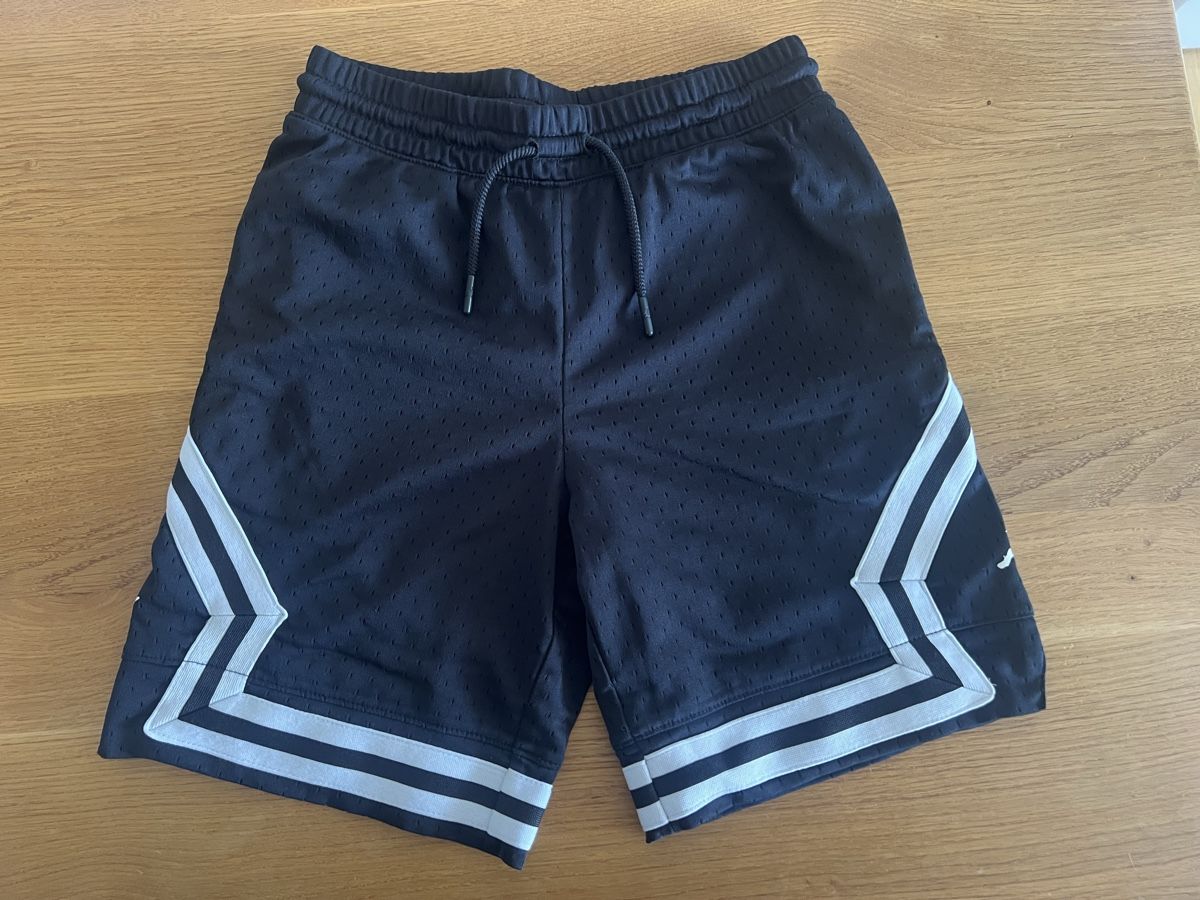 Jordan Pantaloni: JORDAN BASKETBALL SHORTS KINDER – Usato da Dübendorf venduto da Pearlina