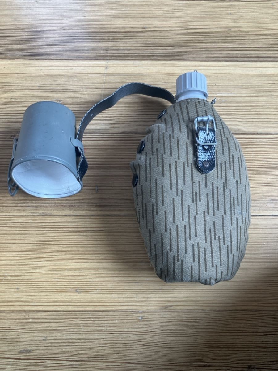 Attrezzatura & Pezzi di ricambio: Militär Feldflasche mit Becher, DDR, NVA – Nuovo (secondo la descrizione) da Zürich venduto da konradkuhn 2