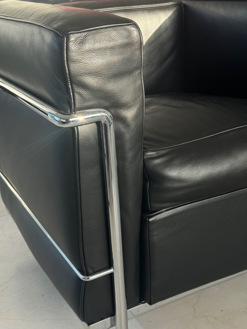Le Corbusier Sessel: Corbussier Sessel schwarzes Leder – Gebraucht aus Basel von VIO100 1