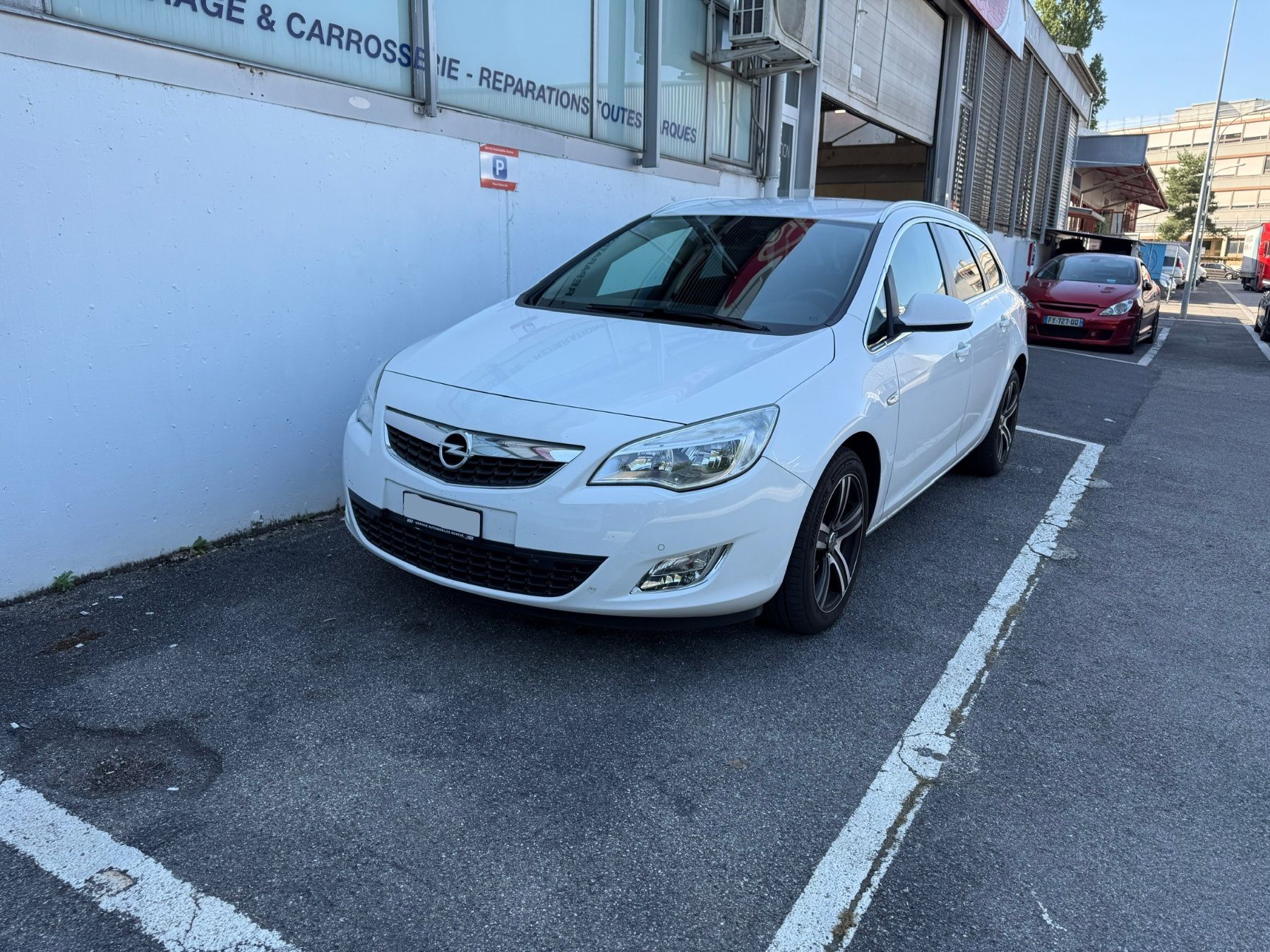 Opel Autos: Opel Astra break blanc bon état 2012 – D'occasion à Genève par ste_7l5n